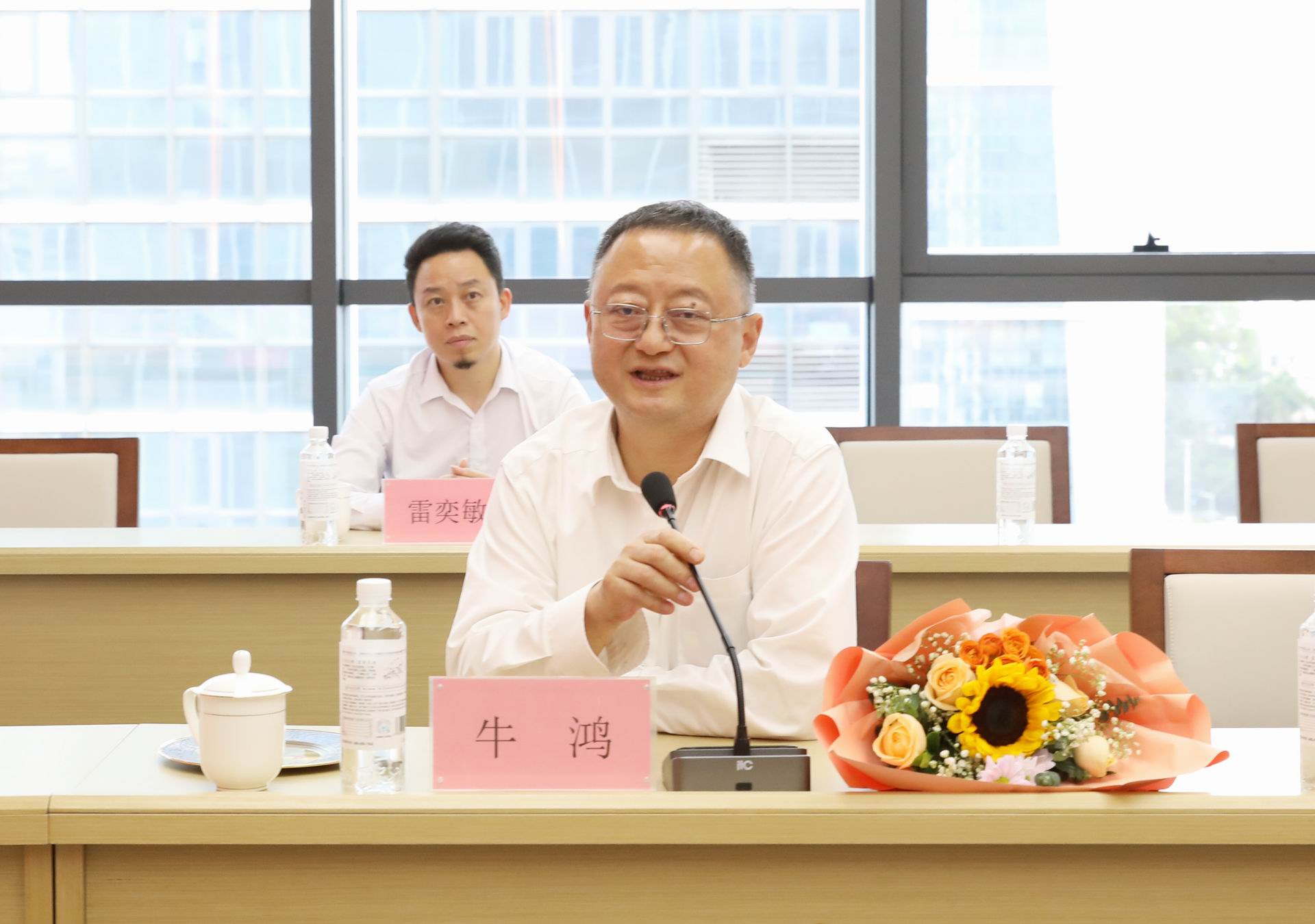 牛鸿.jpg